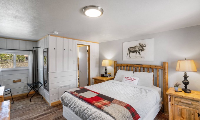 West Yellowstone Hotel | Bucking Moose Chipmunk Room (#5)