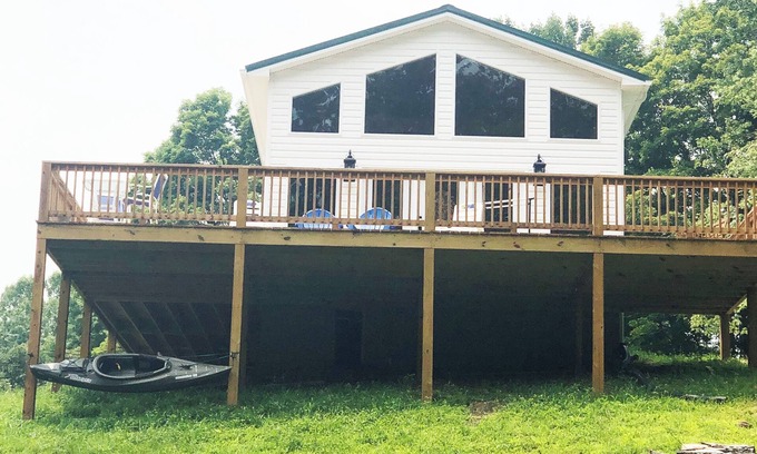Keslers Cross Lanes House | Buckingham cabin #1@the lake minutes from New River Gorge National Park/hot tub