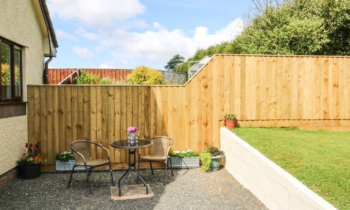 Watchet Cottage | BUCKLAND FARM STUDIO, pet friendly, with a garden in Watchet
