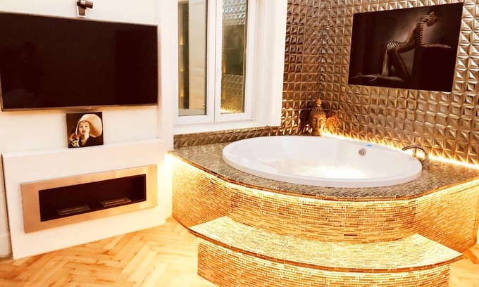 Inner City Budapest Apartment | Budapest Eye Presidential with Jacuzzi & Sauna