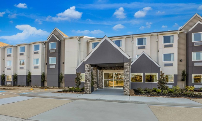 Sulphur House | Budget Lodging in Sulphur: Parking Available Onsite, Pets Stays FREE!