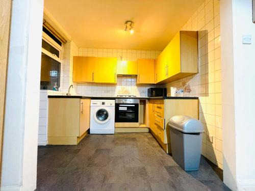 Luton House | Budget Stay In Luton 02 02