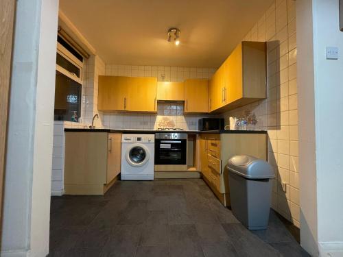 Luton House | Budget Stay In Luton 02 03