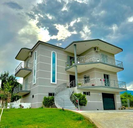 Lazarat House | Bujtina Amar