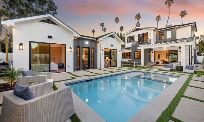 Sawtelle House | Bundy Villa 6bdr/Luxurious Modern Farmhouse with Guest House