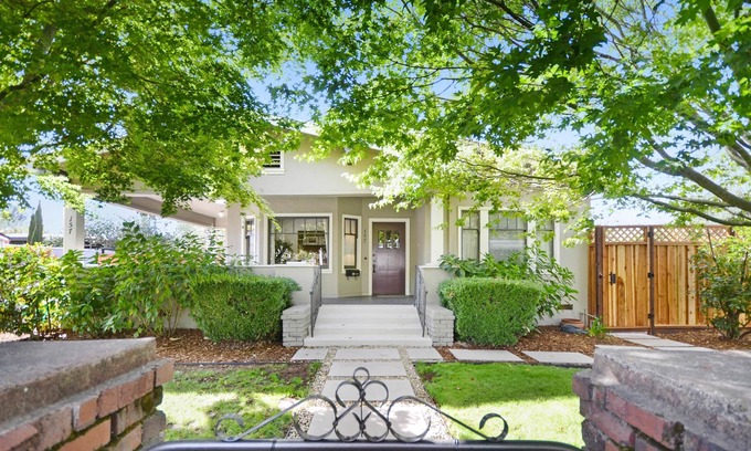 Sonoma House | Bungalow at Sonoma's Historic Plaza! - Includes Wine Tasting Passport