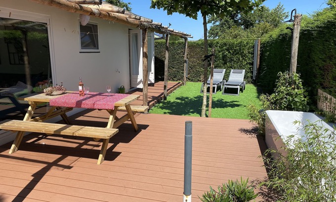 Municipality of Noordwijk House | Bungelow "Duinvogel" Beach with bath in the garden