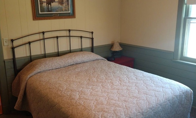 Birchwood House | Bunkhouse on Tagalong Golf Course