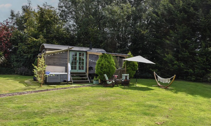 Swimbridge Cottage | BURR 1 SHEPHERDS HUT, romantic, country holiday cottage in Barnstaple
