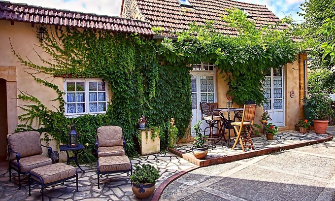 Meyrals Cottage | BUTTERFLY Cottage - Cosy Romantic Cottage in a calm hamlet, heated pool, gym