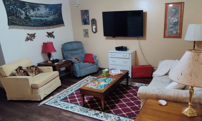 Batesville Apartment | Button's Apartment-Cozy vintage-style 2-bedroom place in historic Batesville