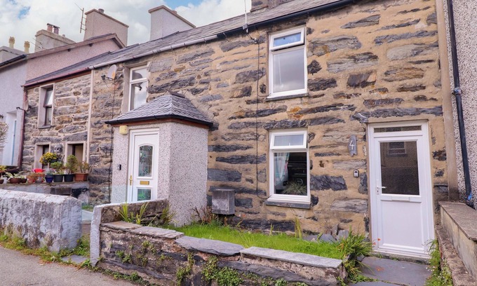 Porthmadog Cottage | BWTHYN BACH, character holiday cottage, with a garden in Porthmadog
