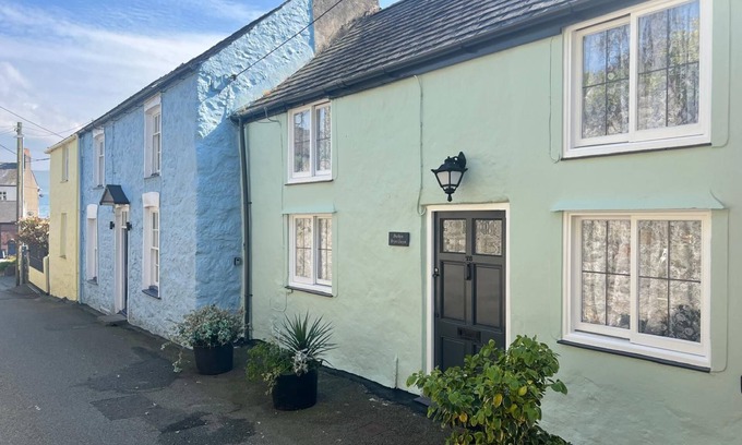Beaumaris Cottage | Bwthyn Bryn Gwyn - a near a pub that sleeps 4 guests in 2 bedrooms