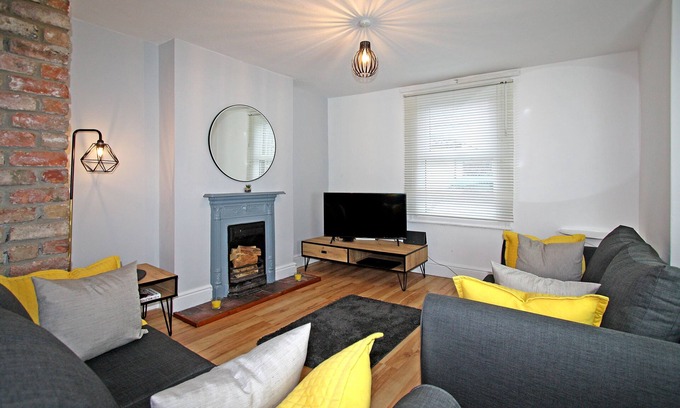 Beaumaris House | Bwthyn Cloch Glas - Beaumaris - Anglesey- sleeps 6 guests in 2 bedrooms