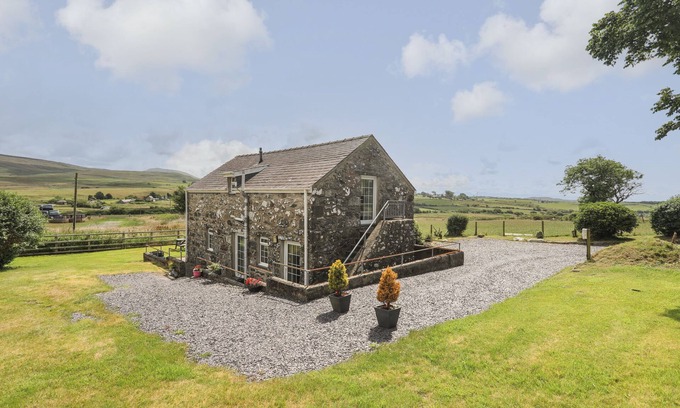Garndolbenmaen Cottage | BWTHYN DERWIN FAWR, family friendly, with open fire in Penygroes