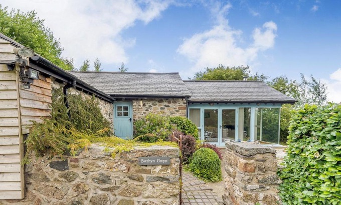 Menai Bridge House | Bwthyn Gwyn