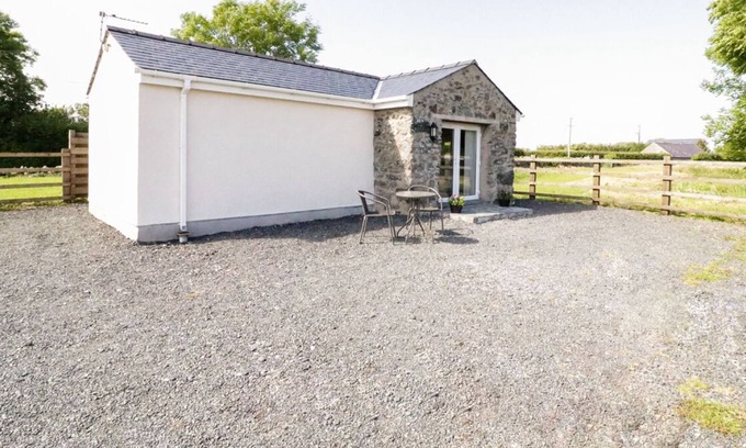 Pentre Berw Cottage | BWTHYN TY MAWR, pet friendly, with a garden in Llanddaniel Fab