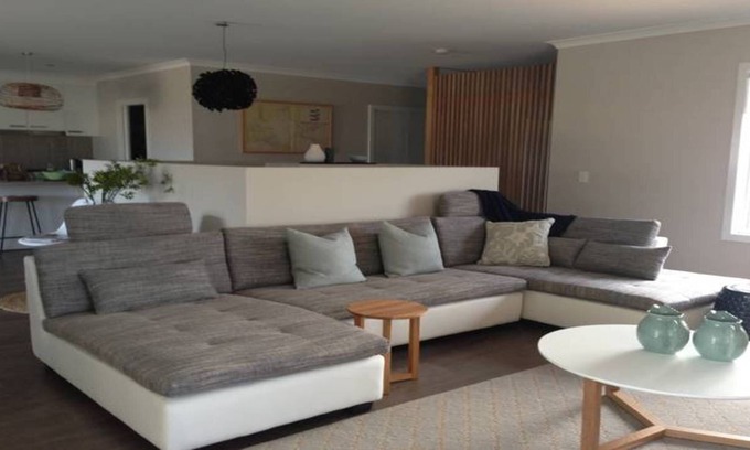 Portarlington House | Byron@Portarlington Vic -90 steps to the beach & bottle of local wine on arrival
