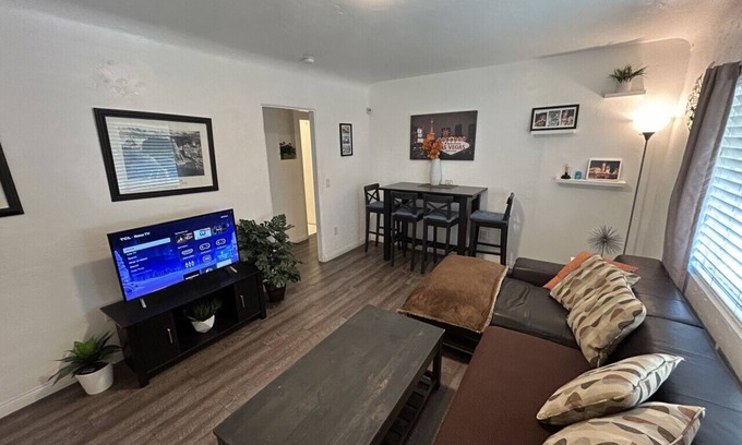 Downtown Las Vegas Apartment | #C 2qu Kids ok 1Story by Fremont St Pets pay more