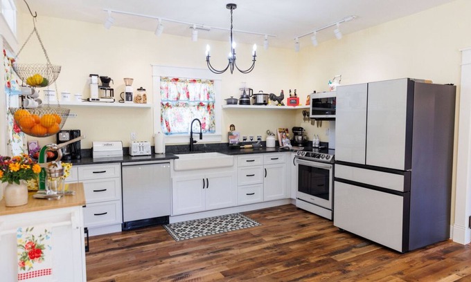Raphine Bed & Breakfast | c1815, 3-bedroom Bed & breakfast in charming Historic Brownsburg with WiFi, AC