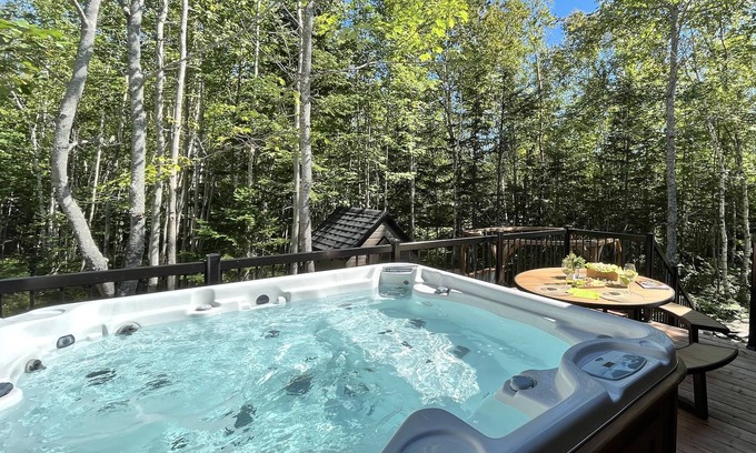 Petite-Riviere-Saint-Francois Ski Chalet | L'Escale de la Martine - Intimacy, SPA and woodland