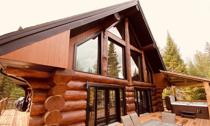 Sainte-Marguerite-du-Lac-Masson Ski Chalet | "Le Majestik luxury chalet, Doncaster River"