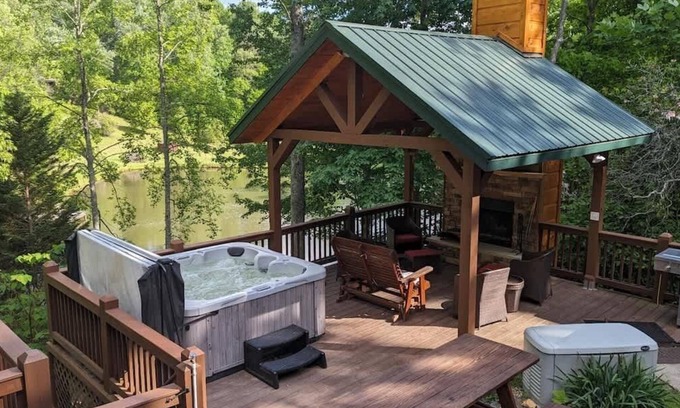 Morganton Cabin | CaBEARnet Creek - hot tub, pet friendly, fire pit