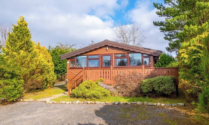 Bronaber House | Cabin 237 is a gold graded, 3-bedroom self-catering log cabin sleeping 6 people (2 double rooms, 1 t