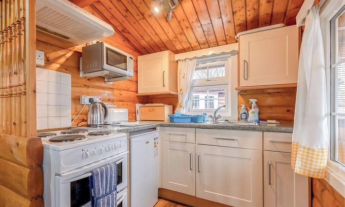 Bronaber House | Cabin 329 is a pet friendly, gold graded, 2-bedroom self-catering log cabin sleeping 4 people (1 dou