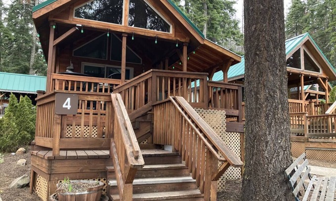 Ashland House | Cabin #4 at Hyatt Lake Resort