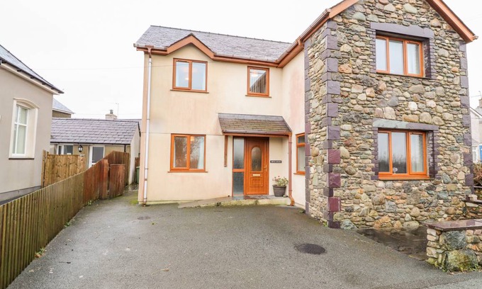 Brynrefail Cottage | Cabin ∙ 4 bedrooms ∙ 7 guests
