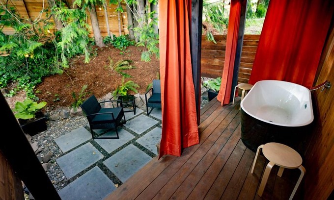 Stevenson Hotel | CABIN 4 WITH OUTDOOR SOAKING TUB