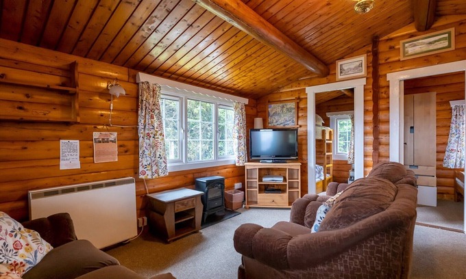 Bronaber House | Cabin 74 is a pet-friendly, bronze graded, 2-bedroom self-catering log cabin sleeping 4 people (1 do