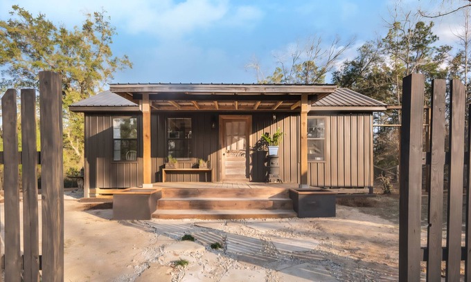 Marianna Cabin | Cabin close to Springs! Pool, WI-FI, And Grill