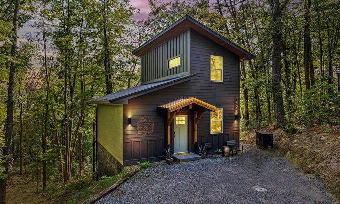 Gatlinburg - Pigeon Forge Cabin | Cabin Fever: Hot Tub, Game Craze, Dollywood Days!