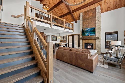 Estes Park House | Cabin on Lake Estes! Private Jacuzzi Two Patios Indoor and Outdoor Fireplace