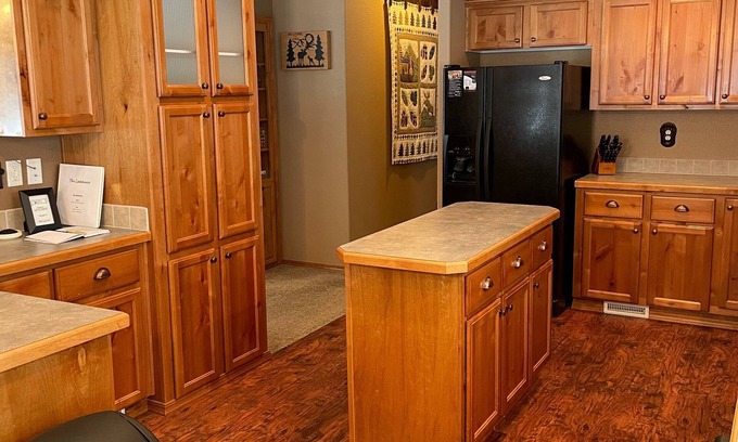 Island Park Cabin | Cabin w/Hot Tub, 2 Car Garage, close 3 min walk to the Lake!