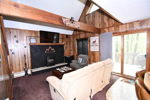 Bushkill House | Cabin w/Jacuzzi, W&D, Pool, Fitness, Lake & More.