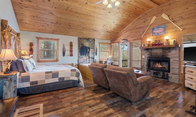 Eureka Springs House | Cabin w/King Bed, Jacuzzi + View
