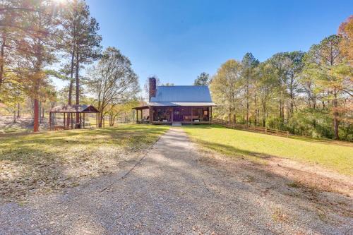 Hueytown House | Cabin with Catch and Release Pond in Hueytown!