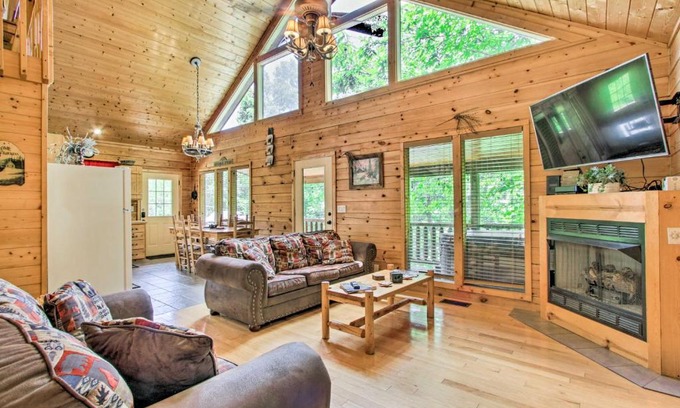 Gatlinburg - Pigeon Forge House | Cabin with Hot Tub and Deck about 7 Mi to Pigeon Forge!