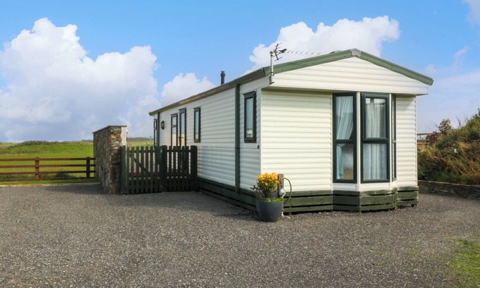 Amlwch Cottage | CAE CARREG, pet friendly, country holiday cottage in Cemaes Bay