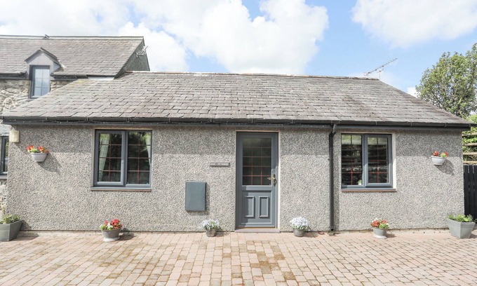 Gaerwen Cottage | CAE FFYNNON, pet friendly, with a garden in Gaerwen