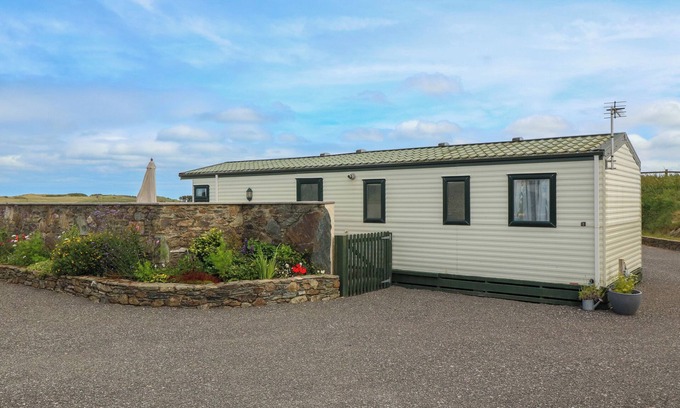 Amlwch Cottage | CAE GOG, pet friendly, country holiday cottage in Cemaes Bay