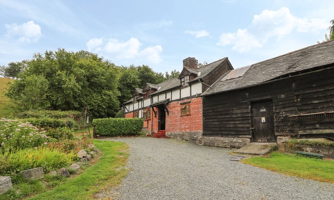 Caersws Cottage | CAERAU FARM HOUSE, pet friendly, with open fire in Llanidloes
