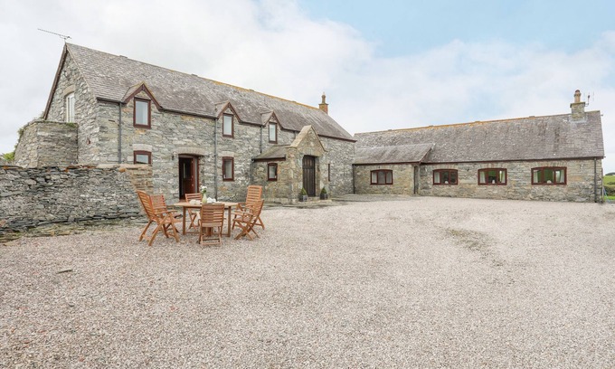 Cemaes Bay Cottage | CAERDEGOG GANOL, pet friendly, with open fire in Cemaes Bay