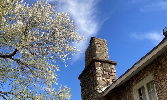 Edwards Cottage | Cairn Cottage~Lake of the Ozarks~MM69~hot tub~kayaks~SUPs~no extra fees