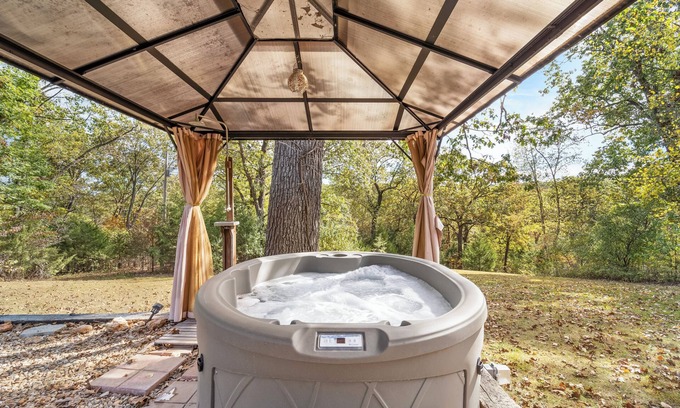 Edwards Cabin | Cairn Cottage~Romantic getaway~secluded, cozy cabin with hot tub and wood stove