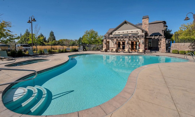 South Jordan Apartment | ★ Cal-King Suite ★ Fantastic View ★ Pool, Gym, Spa/Hot-Tub ★ Leisure or Business