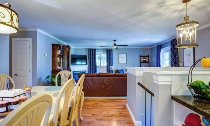 Wasaga Beach Apartment | Cali's Wasaga Beach B&B House
